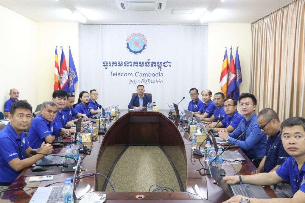 នាថ្ងៃចន្ទ ទី២៥ ខែឧសភា ឆ្នាំ២០២៦ ឯកឧត្ដម សឿង ម៉ូរ៉ារិទ្ធ អគ្គនាយកនៃទូរគមនាគមន៍កម្ពុជា បានដឹកនាំកិច្ចប្រជុំប្រចាំពីរសប្ដាហ៍ជាមួយថ្នាក់ដឹកនាំ ទ.ក. ដើម្បីពិនិត្យ និងវាយតម្លៃលទ្ធផលការងារដែលសម្រេចបាននាពេលកន្លងមក ព្រមទាំងពង្រឹងប្រសិទ្ធភាពការងាររបស់ ទ.ក. ឱ្យកាន់តែប្រសើរ។
