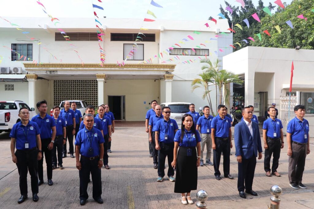 ថ្ងៃចន្ទ ៤កើត ខែពិសាខ ឆ្នាំមមី អដ្ឋស័ក ព.ស២៥៦៩ ត្រូវនឹងថ្ងៃទី២០ ខែមេសា ឆ្នាំ២០២៦ ថ្នាក់ដឹកនាំនៃទូរគមនាគមន៍កម្ពុជា បានអញ្ជើញចូលរួមគោរពទង់ជាតិ ដើម្បីសម្តែងការគោរពដឹងគុណដល់អ្នកតស៊ូក្នុងបុព្វហេតុការពារមាតុភូមិ លើកកម្ពស់ស្មារតីស្នេហាជាតិ និងកសាងអភិវឌ្ឍន៍ជាតិប្រកបដោយសុខសន្តិភាព និងចីរភាព។