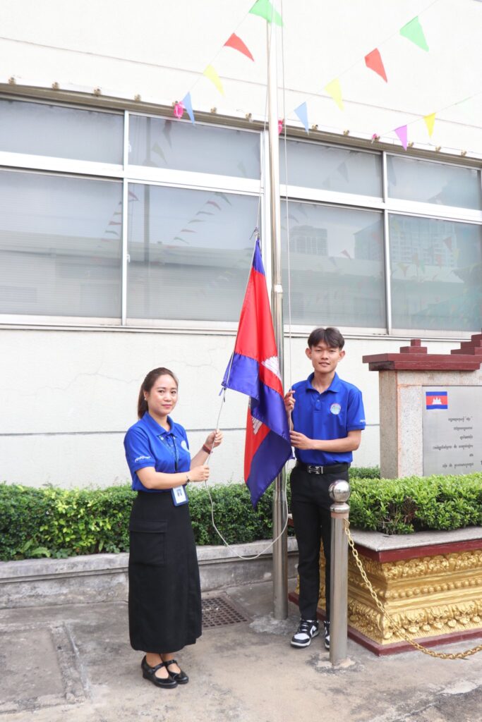 ថ្ងៃចន្ទ ១១កើត ខែពិសាខ ឆ្នាំមមី អដ្ឋស័ក ព.ស២៥៦៩ ត្រូវនឹងថ្ងៃទី២៧ ខែមេសា ឆ្នាំ២០២៦ ថ្នាក់ដឹកនាំ និងនិយោជិតនៃទូរគមនាគមន៍កម្ពុជា បានអញ្ជើញចូលរួមគោរពទង់ជាតិ ដើម្បីសម្តែងការគោរពដឹងគុណដល់អ្នកតស៊ូក្នុងបុព្វហេតុការពារមាតុភូមិ លើកកម្ពស់ស្មារតីស្នេហាជាតិ និងកសាងអភិវឌ្ឍន៍ជាតិប្រកបដោយសុខសន្តិភាព និងចីរភាព។