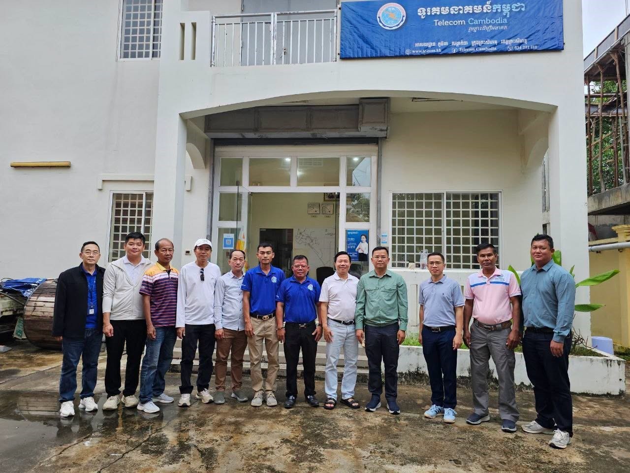 នៅថ្ងៃទី២៧ ខែមិថុនា ឆ្នាំ២០២៦ ឯកឧត្ដម សឿង ម៉ូរ៉ារិទ្ធ អគ្គនាយកនៃទូរគមនាគមន៍កម្ពុជា (ទ.ក.) និងក្រុមការងារ បានចុះពិនិត្យការងារនៅសាខា ទ.ក. ខេត្តព្រះសីហនុ និងស្រុកព្រៃនប់ ដើម្បីតាមដានវឌ្ឍនភាពការងារ ពង្រឹងគុណភាពនៃការផ្តល់សេវាជូនអតិថិជន និងជំរុញការបំពេញការងារប្រកបដោយវិជ្ជាជីវៈ ប្រសិទ្ធភាព និងការទទួលខុសត្រូវខ្ពស់។