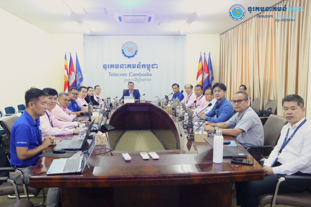 នាថ្ងៃពុធ ទី១០ ខែមិថុនា ឆ្នាំ២០២៦ ឯកឧត្ដម សឿង ម៉ូរ៉ារិទ្ធ អគ្គនាយកនៃទូរគមនាគមន៍កម្ពុជា បានដឹកនាំកិច្ចប្រជុំប្រចាំពីរសប្ដាហ៍ជាមួយថ្នាក់ដឹកនាំ ទ.ក. ដើម្បីពិនិត្យ និងវាយតម្លៃលទ្ធផលការងារដែលសម្រេចបាននាពេលកន្លងមក ព្រមទាំងពង្រឹងប្រសិទ្ធភាពការងាររបស់ ទ.ក. ឱ្យកាន់តែប្រសើរ។