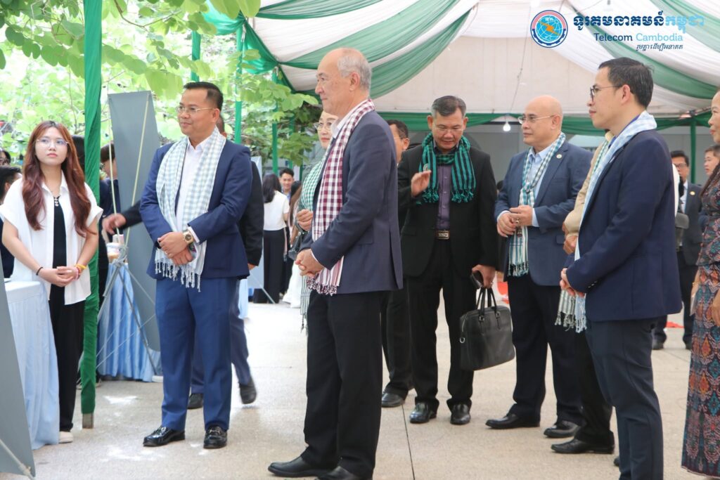 នៅថ្ងៃទី១២ ខែមិថុនា ឆ្នាំ២០២៦ ឯកឧត្ដម សឿង ម៉ូរ៉ារិទ្ធ អគ្គនាយកនៃទូរគមនាគមន៍កម្ពុជា (ទ.ក.) និងក្រុមការងារ បានចូលរួមកម្មវិធី «វិចិត្រសាលរចនាបញ្ញាសិប្បនិម្មិត (Design AI Gallery 2026)» ដែលរៀបចំដោយសាកលវិទ្យាល័យជាតិគ្រប់គ្រង (NUM) ដើម្បីគាំទ្រដល់ការសិក្សាស្រាវជ្រាវ ការច្នៃប្រឌិត និងការពង្រឹងសមត្ថភាពរបស់និស្សិតកម្ពុជាក្នុងវិស័យបច្ចេកវិទ្យា និងបញ្ញាសិប្បនិម្មិត (AI) និងបានចូលរួមឧបត្ថម្ភថវិកាមួយចំនួនដល់កម្មវិធីផ្ទាល់ ដែលបង្ហាញពីការគាំទ្រដល់ការអភិវឌ្ឍវិស័យអប់រំ ក៏ដូចជាលើកទឹកចិត្តដល់និស្សិតគ្រប់រូបៗ ដើម្បីជំរុញដល់ការអភិវឌ្ឍសេដ្ឋកិច្ចឌីជីថលប្រកបដោយចីរភាព។