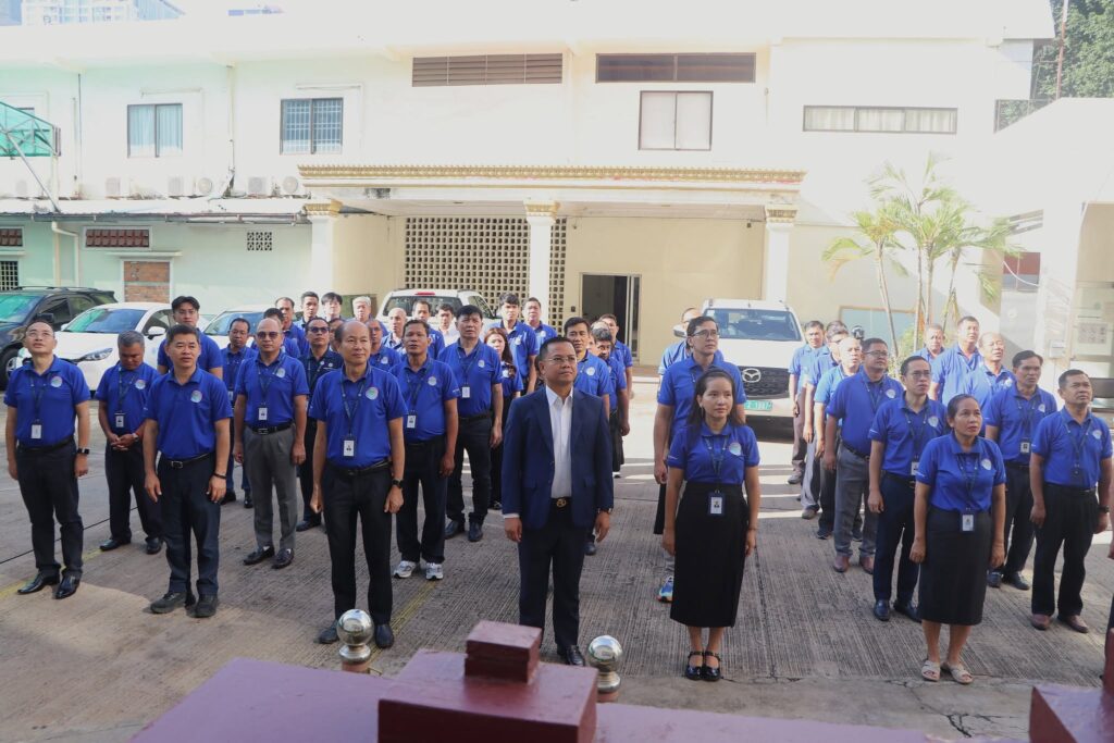 ថ្ងៃចន្ទ ១កើត ខែបឋមាសាឍ ឆ្នាំមមី អដ្ឋស័ក ព.ស២៥៧០ ត្រូវនឹងថ្ងៃទី១៥ ខែមិថុនា ឆ្នាំ២០២៦ ថ្នាក់ដឹកនាំ និងនិយោជិតនៃទូរគមនាគមន៍កម្ពុជា បានអញ្ជើញចូលរួមគោរពទង់ជាតិ ដើម្បីសម្តែងការគោរពដឹងគុណដល់អ្នកតស៊ូក្នុងបុព្វហេតុការពារមាតុភូមិ លើកកម្ពស់ស្មារតីស្នេហាជាតិ និងកសាងអភិវឌ្ឍន៍ជាតិប្រកបដោយសុខសន្តិភាព និងចីរភាព។