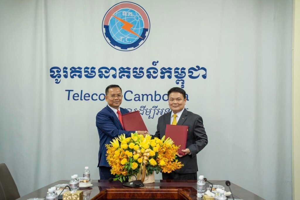 នៅថ្ងៃទី១៥ ខែមិថុនា ឆ្នាំ២០២៦ ឯកឧត្ដម សឿង ម៉ូរ៉ារិទ្ធ អគ្គនាយកនៃទូរគមនាគមន៍កម្ពុជា (ទ.ក.) និងលោក រី វណ្ណា ប្រធាននាយកប្រតិបត្តិ ធនាគារ ខេប៊ីប្រាសាក់ ម.ក បានចុះហត្ថលេខាលើអនុស្សរណៈនៃការយោគយល់គ្នា ស្ដីពីកិច្ចសហប្រតិបត្តិការក្នុងការប្រើប្រាស់សេវាទូរគមនាគមន៍ ឬសេវាកម្មធនាគារ ក្នុងគោលបំណងបង្កើនប្រសិទ្ធភាព ដើម្បីផ្ដល់ជម្រើសឱ្យកាន់តែទូលំទូលាយ ស្របតាមតម្រូវការអតិថិជនរបស់ ទ.ក. និងធនាគារ ខេប៊ីប្រាសាក់ ម.ក ដើម្បីឆ្ពោះទៅរកការរីកចម្រើនរួមគ្នា។