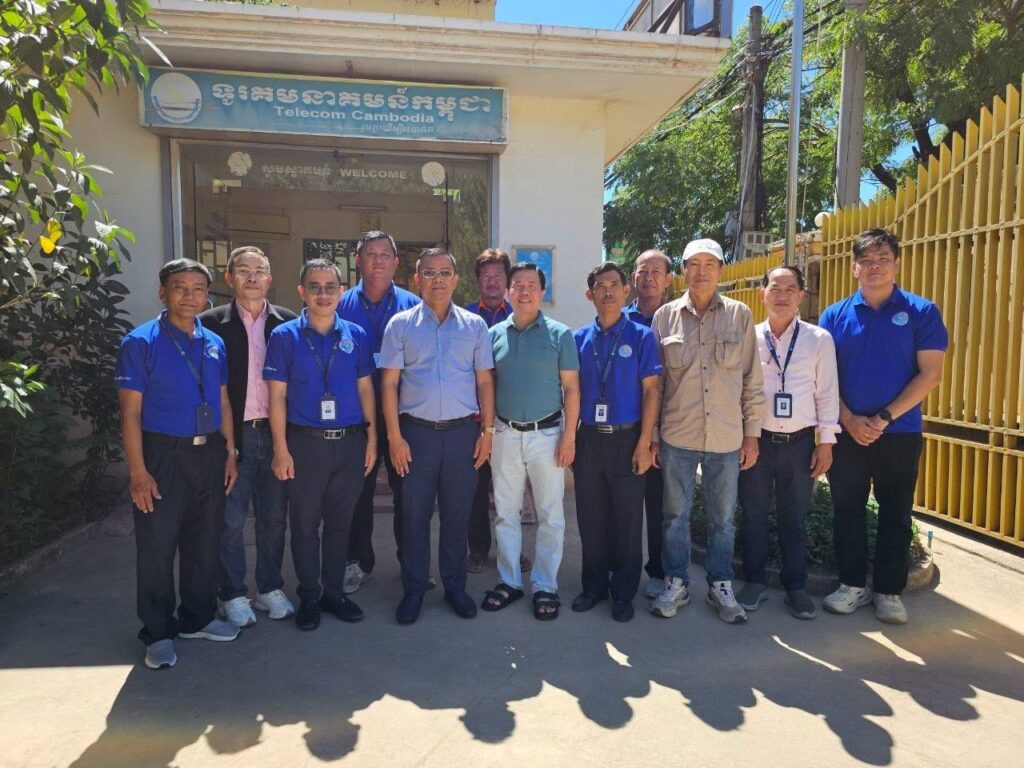 នៅថ្ងៃទី២៦ ខែមិថុនា ឆ្នាំ២០២៦ ឯកឧត្ដម សឿង ម៉ូរ៉ារិទ្ធ អគ្គនាយកនៃទូរគមនាគមន៍កម្ពុជា (ទ.ក.) និងក្រុមការងារ បានចុះពិនិត្យការងារនៅសាខា ទ.ក. ខេត្តកំពង់ស្ពឺ ដើម្បីតាមដានវឌ្ឍនភាពការងារ ពង្រឹងគុណភាពនៃការផ្តល់សេវាជូនអតិថិជន និងជំរុញការបំពេញការងារប្រកបដោយវិជ្ជាជីវៈ ប្រសិទ្ធភាព និងការទទួលខុសត្រូវខ្ពស់។