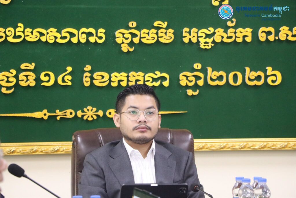 នាថ្ងៃអង្គារ ១៥រោច ខែបឋមាសាឍ ឆ្នាំមមី អដ្ឋស័ក ព.ស. ២៥៧០ ត្រូវនឹងថ្ងៃទី១៤ ខែកក្កដា ឆ្នាំ២០២៦ ឯកឧត្តម ម៉ៅ សិលា អនុរដ្ឋលេខាធិការក្រសួងប្រៃសណីយ៍ និងទូរគមនាគមន៍ និងជាប្រធានក្រុមប្រឹក្សាភិបាលទូរគមនាគមន៍កម្ពុជា (ទ.ក.) បានអញ្ជើញដឹកនាំកិច្ចប្រជុំសាមញ្ញ លើកទី៦ ក្រុមប្រឹក្សាភិបាលទូរគមនាគមន៍កម្ពុជា អាណត្តិទី៧ ដោយមានការចូលរួមពីសំណាក់សមាជិកក្រុមប្រឹក្សាភិបាល ទ.ក. អគ្គនាយករង និងប្រធាននាយកដ្ឋាន នៅទីស្នាក់ការកណ្ដាល ទ.ក.។ អង្គប្រជុំបានពិភាក្សា និងពិនិត្យយ៉ាងហ្មត់ចត់ និងយកចិត្តទុកដាក់ខ្ពស់លើរបៀបវារៈនីមួយៗ ប្រកបដោយទំនួលខុសត្រូវ ដើម្បីសម្រេចបាននូវគោលដៅរបស់ទូរគមនាគមន៍កម្ពុជានៅថ្ងៃអនាគត។