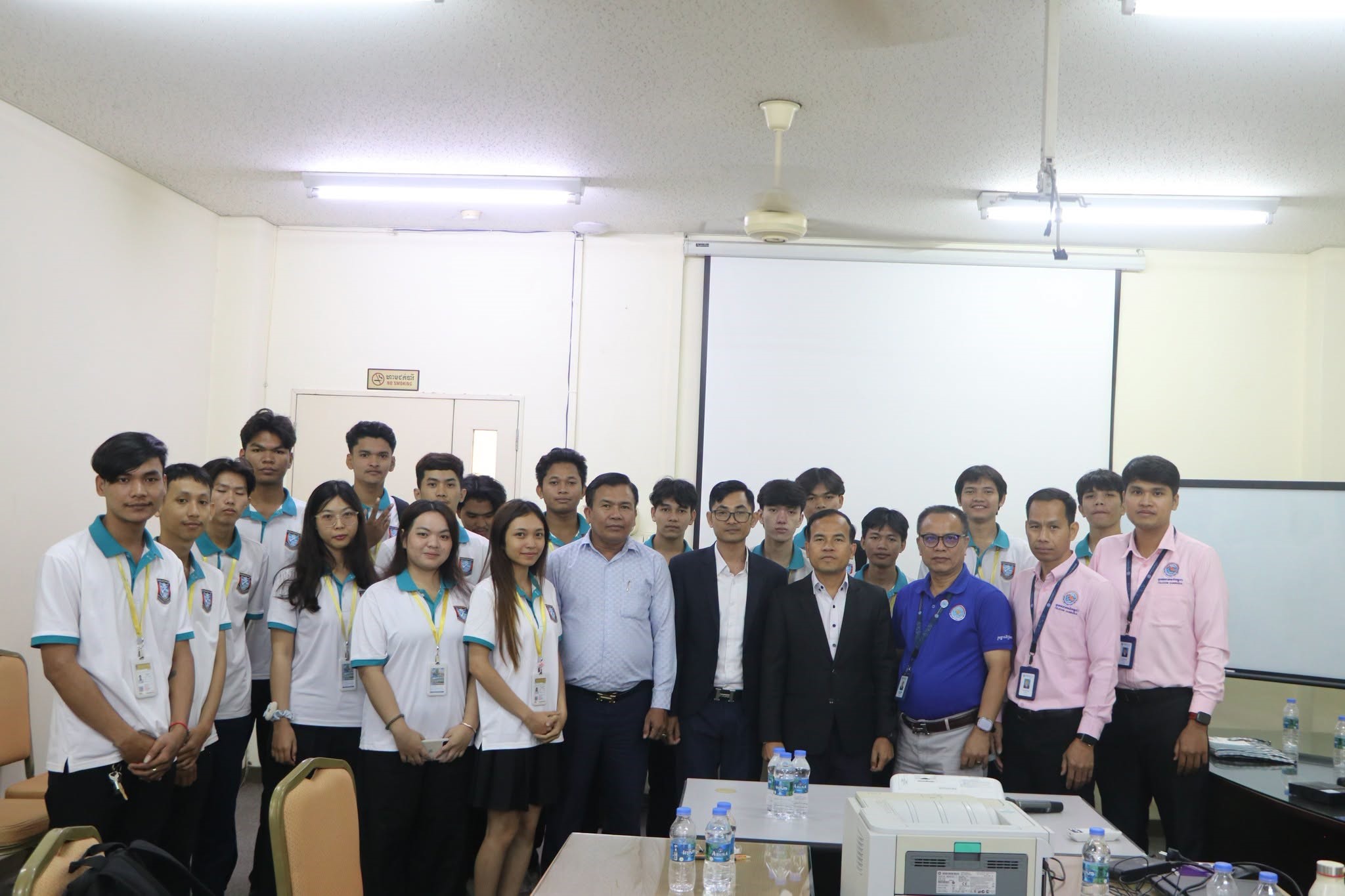 នៅថ្ងៃទី១ ខែកក្កដា ឆ្នាំ២០២៦ ទូរគមនាគមន៍កម្ពុជា បានរៀបចំវគ្គបណ្ដុះបណ្ដាលជូននិស្សិតមកពីសាកលវិទ្យាល័យ ប៊ែលធី អន្តរជាតិ ក្នុងគោលបំណងចែករំលែកចំណេះដឹង និងបទពិសោធន៍ផ្សារភ្ជាប់រវាងទ្រឹស្ដី និងការអនុវត្តជាក់ស្ដែងក្នុងវិស័យទូរគមនាគមន៍ ដែលឆ្លុះបញ្ចាំងពីការចូលរួមចំណែករបស់ ទ.ក. ក្នុងការគាំទ្រវិស័យអប់រំ និងអភិវឌ្ឍធនធានមនុស្ស ប្រកបដោយសមត្ថភាព។